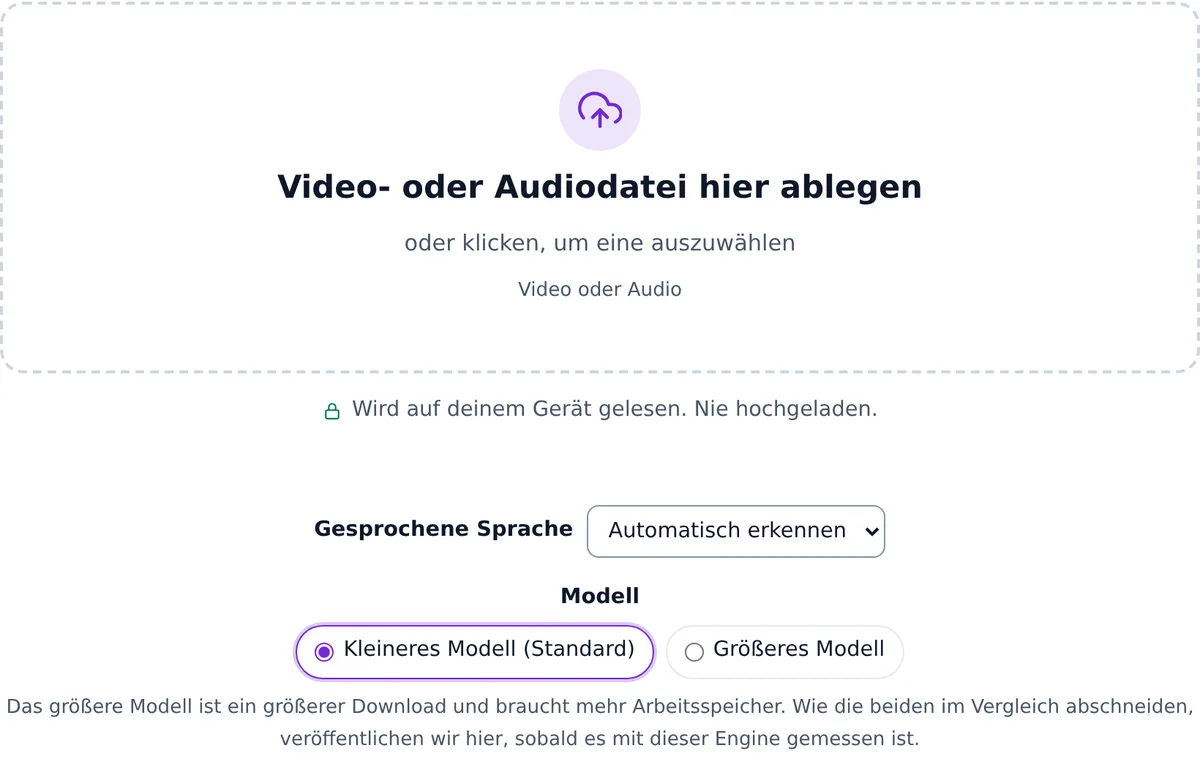 Das Untertitel-Tool, bevor eine Datei hinzugefügt ist: das Feld Video- oder Audiodatei hier ablegen, der Hinweis Wird auf deinem Gerät gelesen. Nie hochgeladen., die Liste Gesprochene Sprache auf Automatisch erkennen und die Auswahl Modell mit Kleineres Modell (Standard) gewählt und Größeres Modell.