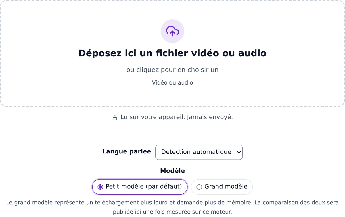 L'outil de sous-titres avant l'ajout d'un fichier : le cadre Déposez ici un fichier vidéo ou audio, la mention Lu sur votre appareil. Jamais envoyé., la liste Langue parlée sur Détection automatique et le choix Modèle avec Petit modèle (par défaut) sélectionné et Grand modèle.